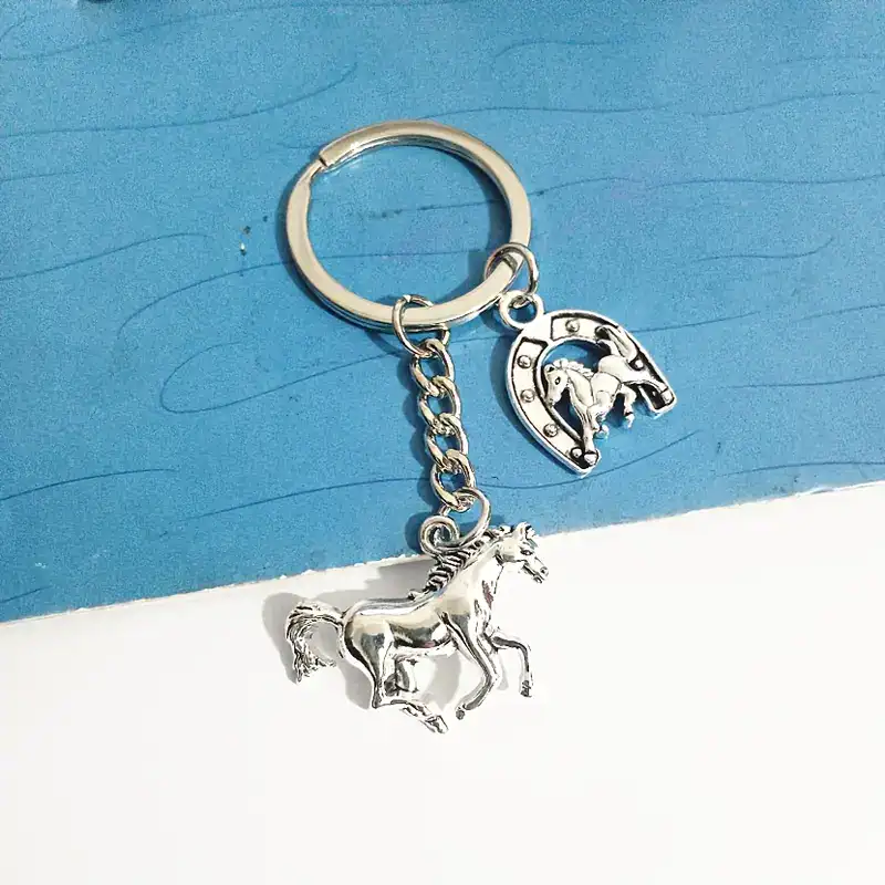 Accessories Galloping Horse & Horseshoe Keychain – Stylish Equestrian-Themed Accessory